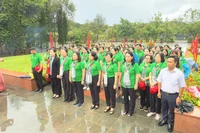 Đoàn phụ nữ tỉnh Vĩnh Long viếng nghĩa trang Hàng Dương vào chiều 12/9. 