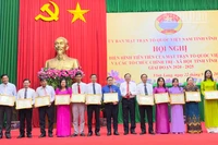 Chủ tịch Ủy ban Mặt trận Tổ quốc Việt Nam tỉnh Vĩnh Long Lê Văn Hẳn trao khen cho các tập thể làm công tác xã hội.