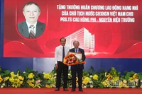 Thừa ủy quyền trao tặng Huân chương Lao động hạng Nhì của Chủ tịch nước cho Phó Giáo sư, Tiến sĩ Cao Hùng Phi, nguyên Bí thư Đảng ủy, nguyên Hiệu trưởng trường. 