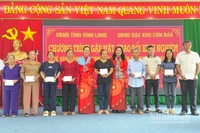 Trao quà cho gia đình chính sách tại đặc khu Côn Đảo.