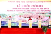 Tổng Bí thư Tô Lâm cùng các đại biểu ấn nút khởi công xây dựng đền thờ Đức vua Ngô Quyền. (Ảnh: Viết Thành)