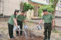 Cán bộ, chiến sĩ công an Cần Thơ trồng cây xanh tại lễ phát động.