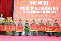 Lãnh đạo Bộ Công an tặng Cờ thi đua cho các tập thể tại hội nghị.