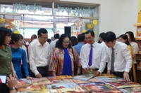 Các đại biểu tham quan tại Hội Báo Xuân Cần Thơ 2026.