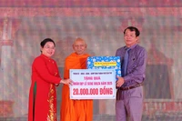 Lãnh đạo thành phố Cần Thơ tặng quà Học viện Phật giáo Nam tông Khmer tại Cần Thơ.