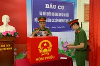 Công an phường An Bình, thành phố Cần Thơ bỏ phiếu bầu cử sáng 14/3.