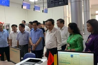 Chủ tịch Quốc hội Trần Thanh Mẫn và lãnh đạo thành phố Cần Thơ kiểm tra hoạt động Trung tâm phục vụ hành chính công thành phố.