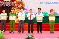 Lãnh đạo thành phố Cần Thơ trao bằng khen cho các tập thể, cá nhân tiêu biểu.