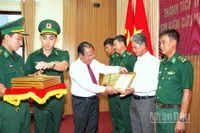 Phó Chủ tịch Ủy ban nhân dân tỉnh Cà Mau Nguyễn Minh Luân (thắt cà vạt) trao tặng Bằng khen của Chủ tịch Ủy ban nhân dân tỉnh cho các các cá nhân tham gia cứu hộ, cứu nạn.