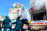 Cán bộ, chiến sĩ Đồn Biên phòng Cửa khẩu cảng Năm Căn phối hợp các lực lượng chữa cháy.