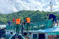 Cán bộ, chiến sĩ Đồn Biên phòng Hòn Chuối hỗ trợ trục vớt tàu cá gặp nạn bị chìm trên biển.