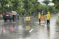 Điểm ngập tại đường Cổ Linh, phường Long Biên. 