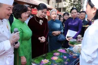 Bà Ngô Phương Ly, Phu nhân Tổng Bí thư Tô Lâm cùng các đại biểu tham quan các gian hàng tại Liên hoan Văn hóa ẩm thực quốc tế 2025.