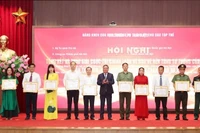 Phó Bí thư Thường trực Thành ủy Hà Nội Nguyễn Văn Phong tặng Bằng khen cho các tập thể xuất sắc thực hiện Cuộc thi.