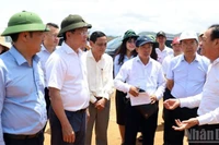 Chủ đầu tư dự án trường đua ngựa, đua chó Thiên Mã (bìa phải) thông tin về dự án với Đoàn công tác Ủy ban nhân dân tỉnh Lâm Đồng.