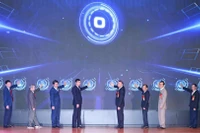 Lãnh đạo Trường đại học Sư phạm Hà Nội, Khoa cùng các đại biểu bấm nút đổi tên từ Khoa Sư phạm kỹ thuật thành Khoa Kỹ thuật và Công nghệ. (Ảnh: THANH TÙNG) 