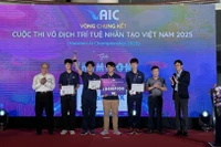 Đại diện Ban tổ chức trao Cúp vô địch cho nhóm học sinh đến từ Trường trung học phổ thông Chuyên Hà Nội-Amsterdam. (Ảnh: THÚY QUỲNH)