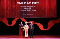 Bà Hà Thị Nga, Ủy viên Trung ương Đảng, Phó Chủ tịch Ủy ban Trung ương Mặt trận Tổ quốc Việt Nam và ông Hoàng Trung Dũng, Ủy viên Trung ương Đảng, Tổng Biên tập Tạp chí Cộng sản trao giải Đặc biệt cho tác giả Phạm Thị Thi (Cà Mau).