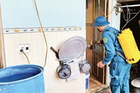 Dân quân tự vệ tỉnh Thanh Hóa phun hóa chất khử khuẩn sau mưa lũ.
