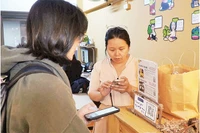 Việc sử dụng thanh toán số, hóa đơn điện tử sẽ giúp hộ kinh doanh nhanh chóng chuyển từ thuế khoán sang thuế theo kê khai. (Ảnh LƯU NIỆM)