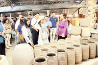 Du khách tham quan làng nghề gạch gốm ở Vĩnh Long.