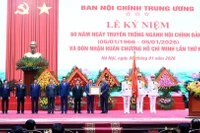 Tổng Bí thư Tô Lâm trao Huân chương Hồ Chí Minh (lần thứ hai) tặng Ban Nội chính Trung ương. (Ảnh ĐĂNG KHOA)