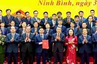 Đồng chí Lê Minh Hưng, Ủy viên Bộ Chính trị, Bí thư Trung ương Đảng, Trưởng Ban Tổ chức Trung ương trao Quyết định của Bộ Chính trị về việc thành lập Đảng bộ tỉnh Ninh Bình.