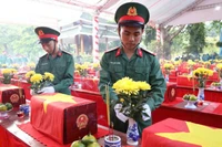 Các chiến sĩ cắm hoa, hương cho các Anh hùng liệt sĩ vừa được quy tập về với đất mẹ. 