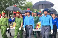 Cán bộ, chiến sĩ và thanh niên tình nguyện đưa hài cốt các Anh hùng liệt sĩ anh dũng hy sinh trên đất bạn Campuchia về nghĩa trang liệt sĩ Vĩnh Hưng - Tân Hưng an táng.