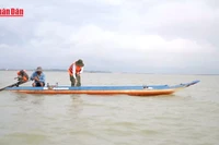 Kiểm tra chất lượng nước hồ Dầu Tiếng