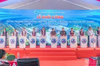 Thủ tướng Chính phủ cùng các đại biểu thực hiện nghi thức bấm nút khởi công dự án. 