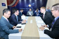 Bộ trưởng Công thương Nguyễn Hồng Diên cùng đoàn công tác Bộ Công thương tại buổi làm việc với Thứ trưởng Ngoại giao Hoa Kỳ phụ trách Kinh tế, Môi trường và Năng lượng Jacob Helberg. (Ảnh: NGUYÊN MINH)