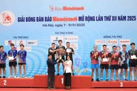 Ban tổ chức trao thưởng nội dung đồng đội nam nâng cao.