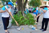 Người dân phường Giảng Võ, thành phố Hà Nội tham gia tổng vệ sinh môi trường. 