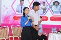 Các bạn thanh niên tỉnh Đồng Tháp đặt câu hỏi cho lãnh đạo Trung ương, địa phương tại chương trình.