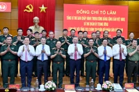 Tổng Bí thư Tô Lâm với lãnh đạo Đảng, Nhà nước và thủ trưởng Bộ Quốc phòng, Tổng cục Chính trị Quân đội nhân dân Việt Nam dự buổi làm việc. (Ảnh: ĐĂNG KHOA)