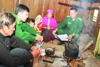 Một buổi tuyên truyền, vận động đưa trẻ đến lớp của cán bộ, chiến sĩ Đồn Biên phòng cửa khẩu Lóng Sập.