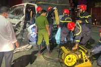 Lực lượng chức năng nhanh chóng triển khai các phương án cứu nạn để đưa nạn nhân ra khỏi cabin. (Ảnh: Công an cung cấp)