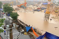 Vị trí sụt lún cuốn theo 2 ô-tô con đang đậu trên vỉa hè xuống hố sâu chiều 3/12.