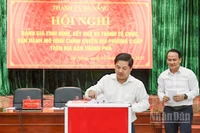Bí thư Thành ủy Đà Nẵng Lương Nguyễn Minh Triết ủng hộ các đồng bào tại buổi phát động. (Ảnh: ANH ĐÀO)