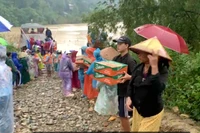 Hình ảnh xúc động của người dân xã Trà Đốc xếp hàng đưa lương thực vào vùng chia cắt. (Ảnh địa phương cung cấp)