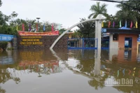 Nước lũ tiếp tục dâng cao khiến toàn bộ khu vực thôn Cẩm Toại Trung, xã Hòa Vang ngập sâu trở lại từ tối 2/11. (Ảnh: ANH ĐÀO)