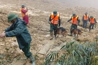 Quân khu 5 tiếp cận hiện trường trong điều kiện thời tiết vô cùng khó khăn. (Ảnh: Quân khu 5 cung cấp)