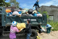 Chính quyền phường Điện Bàn Đông phối hợp các đơn vị liên quan khẩn trương thu gom rác thải do người dân đổ tại các khu vực tự phát. (Ảnh do địa phương cung cấp)