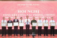 Bí thư Thành ủy Đà Nẵng Lê Ngọc Quang trao tặng bằng khen cho các tập thể có thành tích xuất sắc trong công tác phòng, chống tham nhũng, lãng phí, tiêu cực trong nhiệm kỳ qua.