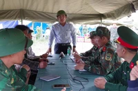 Phó Chủ tịch Ủy ban nhân dân thành phố Đà Nẵng Trần Nam Hưng làm việc với các lực lượng triển khai công tác tìm kiếm, cứu nạn và ứng phó nguy cơ tiếp theo tại hiện trường.