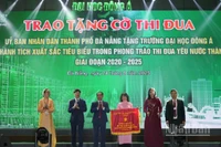 Lãnh đạo thành phố trao tặng Trường đại học Đông Á Cờ thi đua của Ủy ban nhân dân thành phố Đà Nẵng. (Ảnh: ANH ĐÀO)