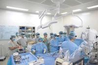Một ca phẫu thuật tại Bệnh viện E. (Ảnh THANH XUÂN) 