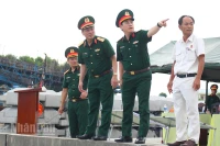 Thủ trưởng Bộ Tư lệnh Quân khu kiểm tra thực tế tại Cảng Kỳ Hà. (Ảnh: ĐÌNH TĂNG)
