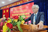 Phó Giáo sư, Tiến sĩ Lê Văn Đính, Phó Giám đốc Học viện Chính trị khu vực III phát biểu đề dẫn tại Hội thảo. (Ảnh: ĐÌNH TĂNG) 